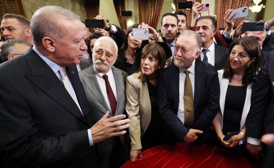 https://cdn.eksisozluk.com/2025/10/2/y/ydy22pdi.jpg